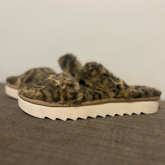 Kookaburra Leopard Print Fuzzy Slippers - Picture 4 of 7
